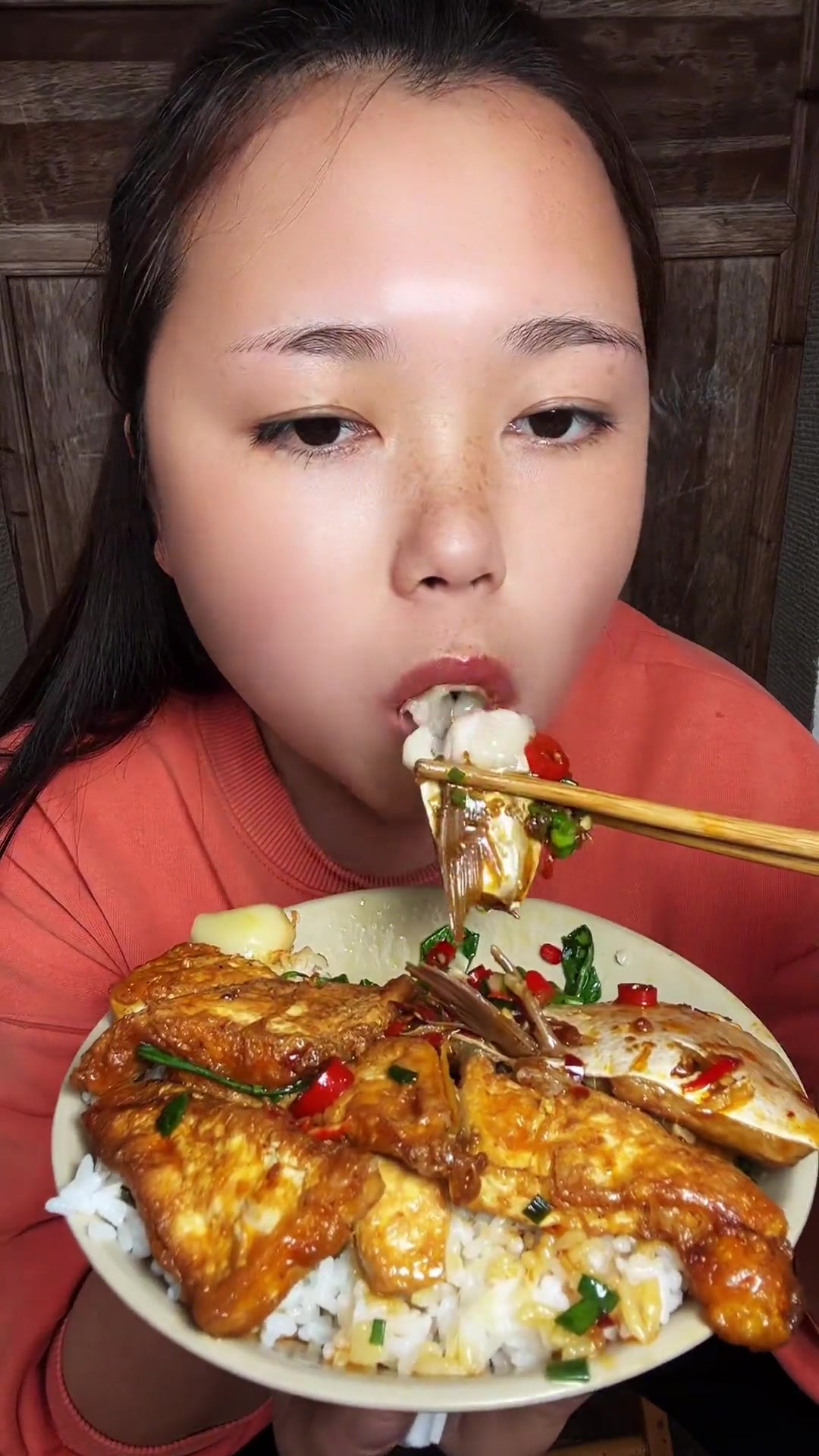 红烧巴沙鱼翅超安逸，洗净腌制煎焖即可