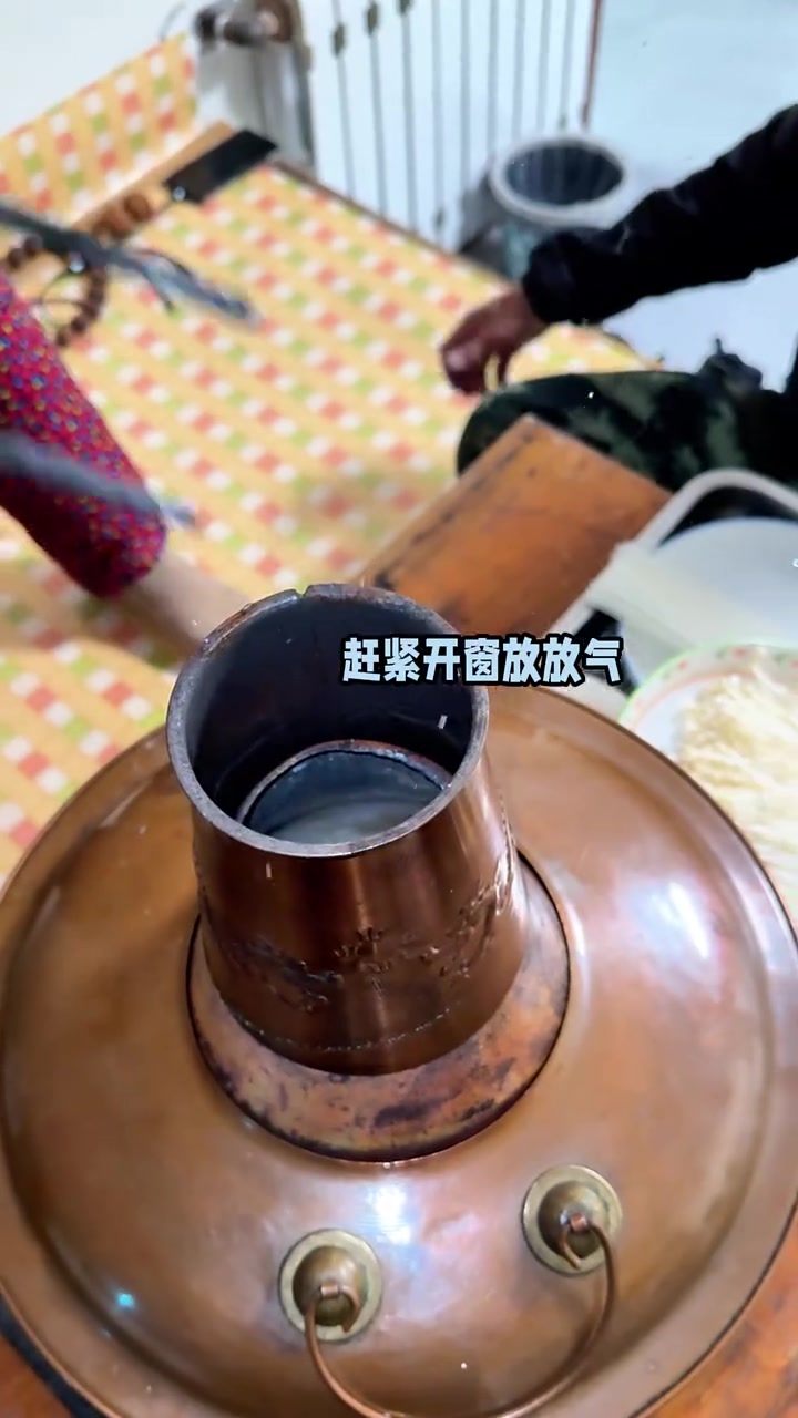 这大冷天，谁能拒绝搓一顿东北老式酸菜铜火锅呀