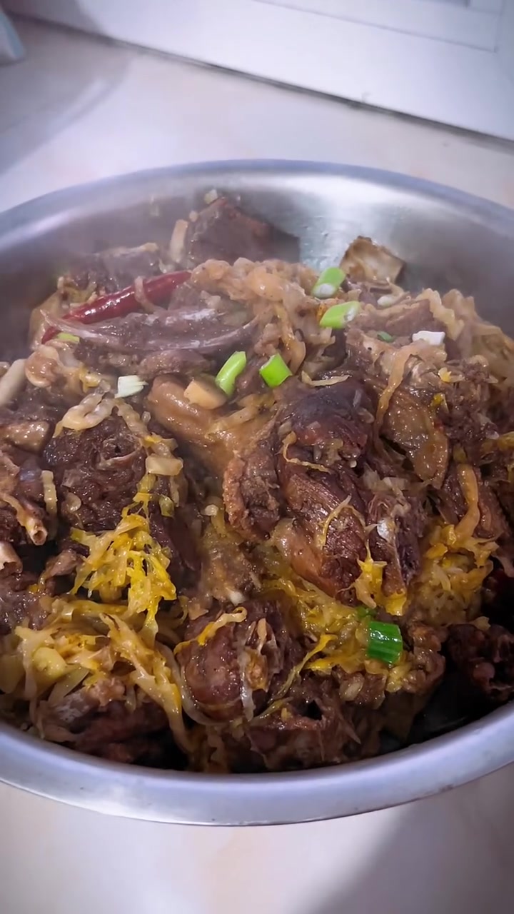 我要向全世界安利我们东北特色美食 铁锅炖大鹅 真的是巨巨巨巨好吃