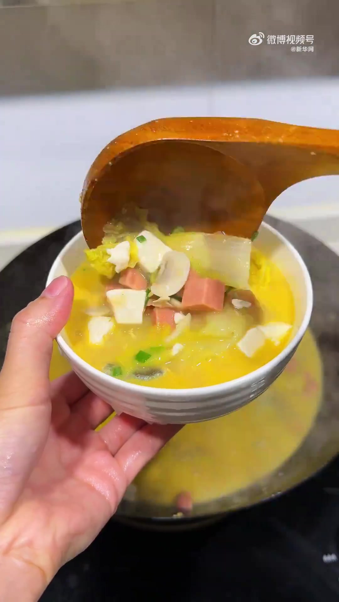 「安排！看看就会的上汤娃娃菜」天冷了，试试这道上汤娃娃菜，做法简单还好喝，戳视频↓学起来吧