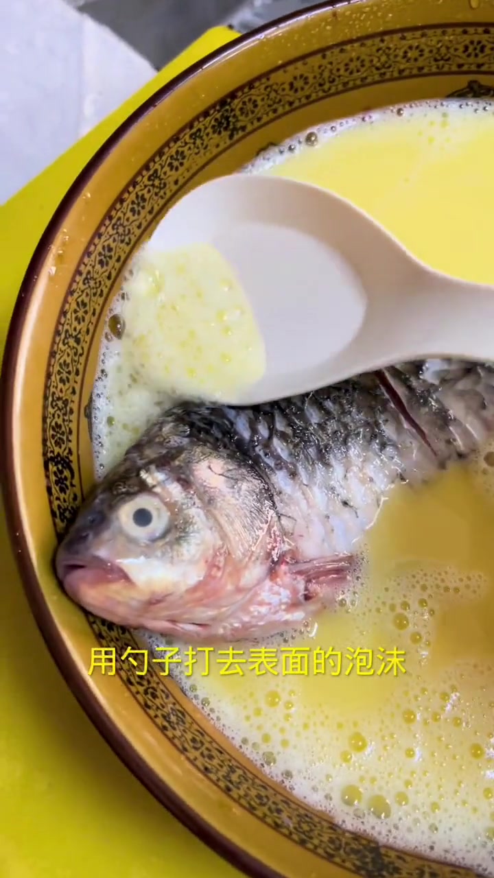 鲫鱼跟鸡蛋一起清蒸，这样做出一道菜惊艳四座特别好吃