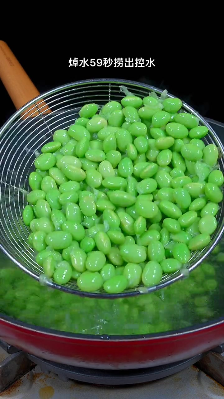 真没想到外婆菜炒毛豆好吃又下饭，尤其加五个鸡蛋
