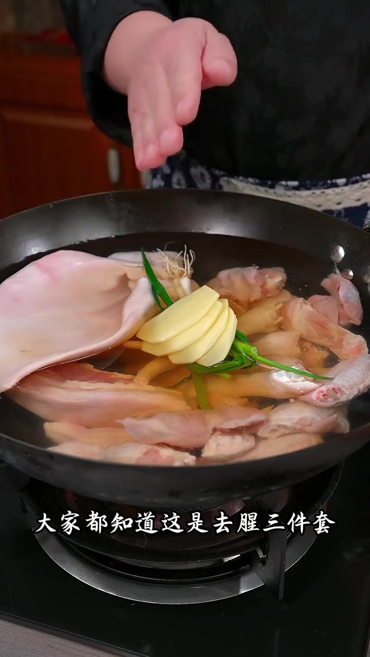 卤味拼盘，年夜饭餐桌上少不了卤味