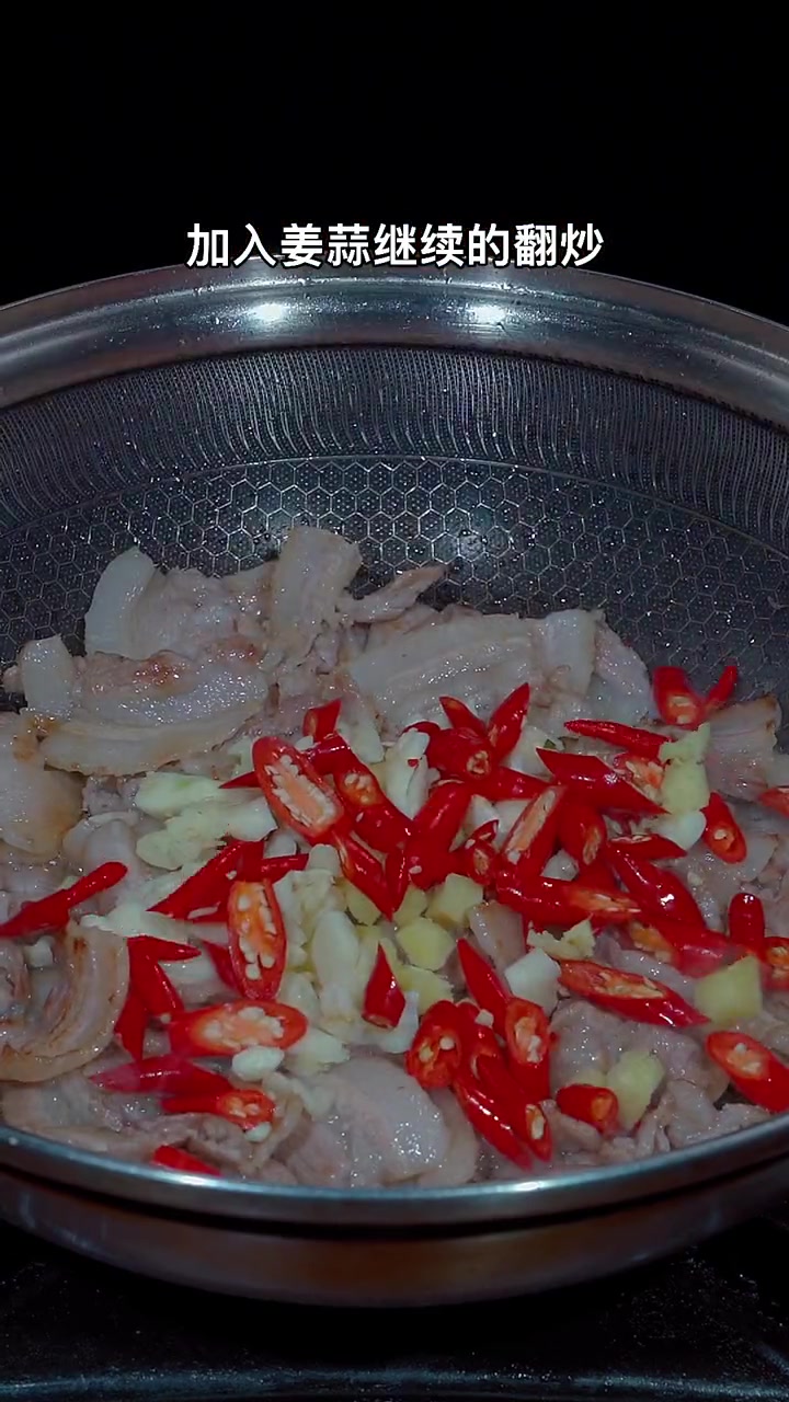 蒜苗炒肉做法，做法简单看一遍就能学会，好吃下饭！