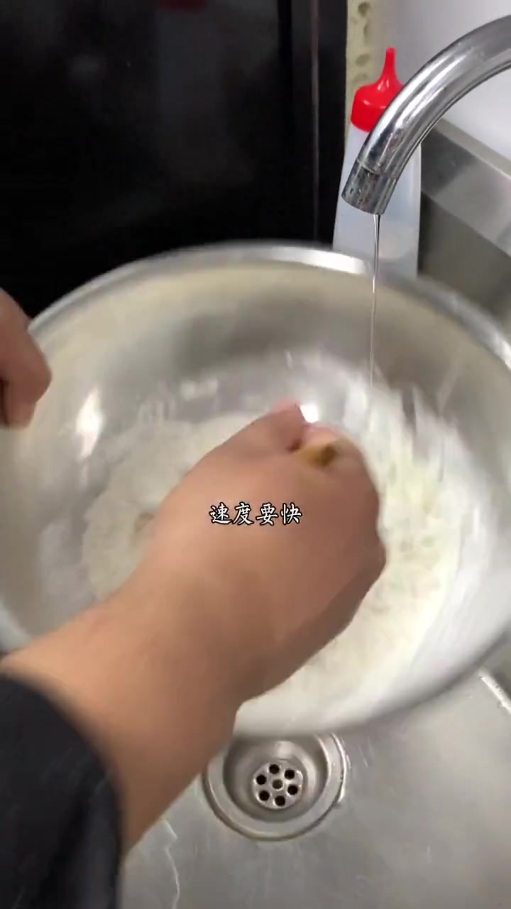 疙瘩汤这么做，手不粘面，颗粒分明不粘汤，老人孩子都爱喝！