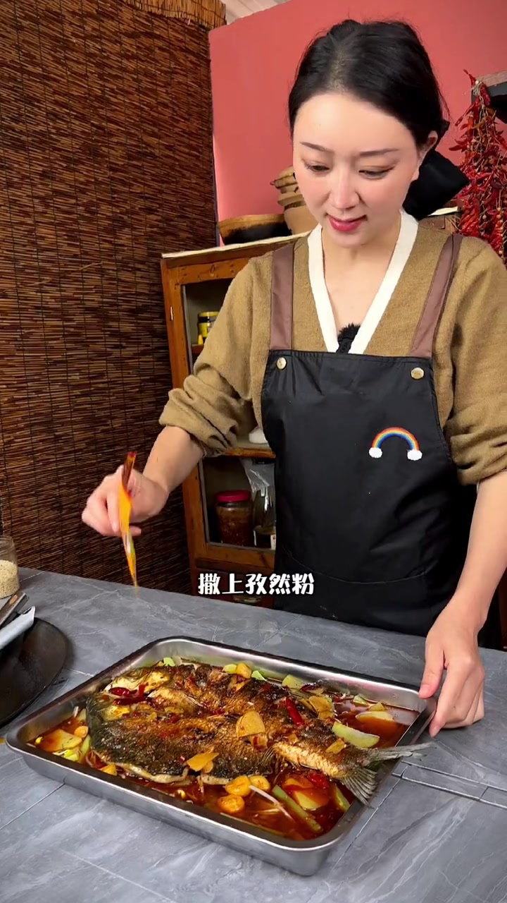 家庭版烤鱼这样做，连配菜都不够吃。这些天菜园里的莴笋都快被吃完了