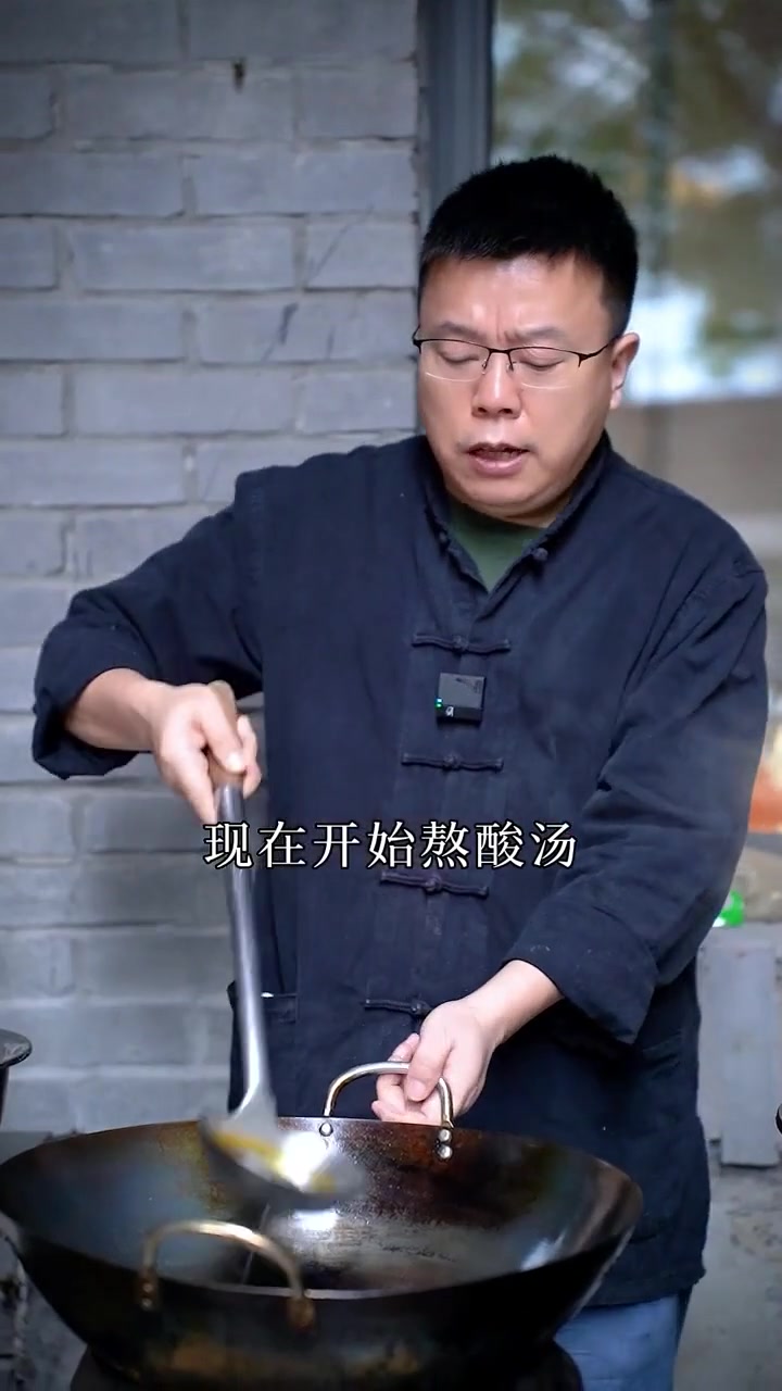 教大家做一道酸汤肥牛，适合冬天吃的川菜