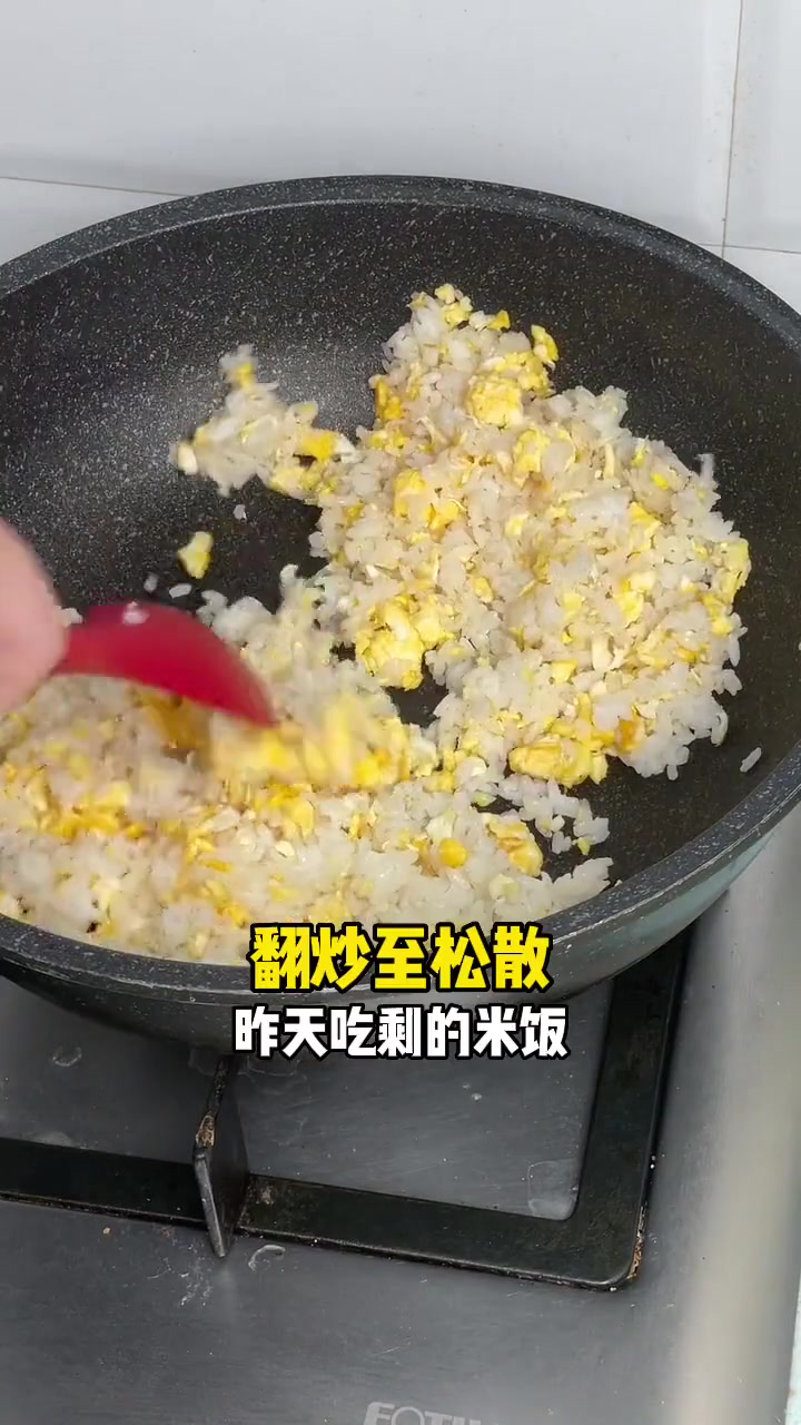 这样做的咖喱炒饭，一点不输外面卖的，而且每一口都很满足