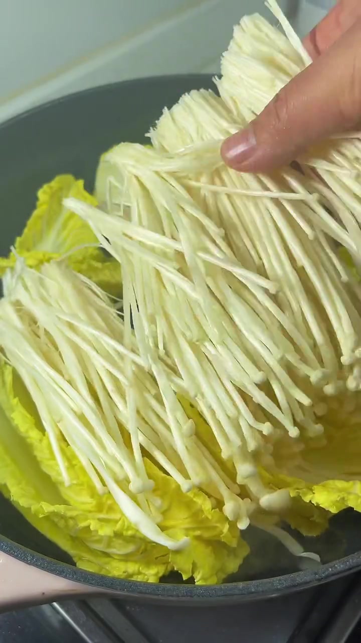 来一锅酸汤肥牛面，简直不要太好吃！快叫你的男朋友来做