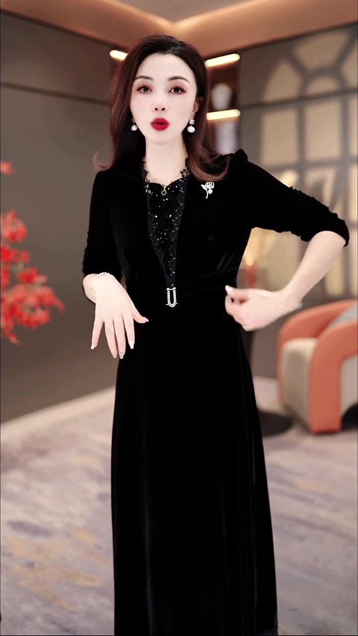 这款高贵加厚打底连衣裙,适合追求高品质生活的成年女性,无论是日常休闲还是特殊场合,都能轻松