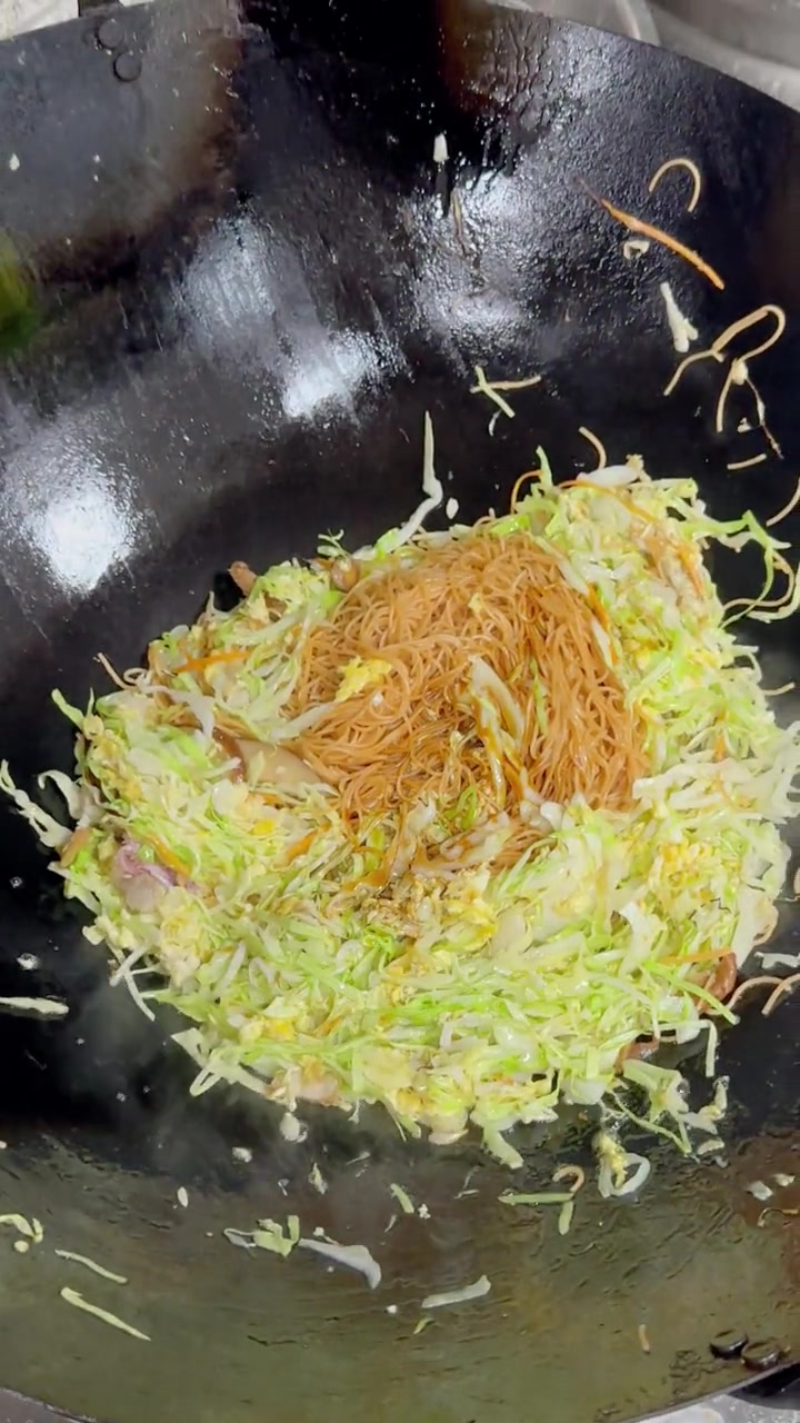 闽南炒面线，也叫海鲜炒面线，是我们闽南人从小吃到大的美食
