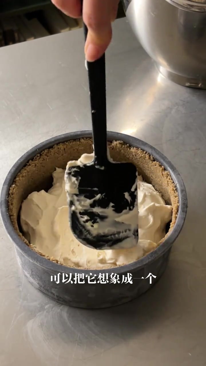 今天吃草莓面包味的生芝士蛋糕，草莓面包本包，嘿嘿