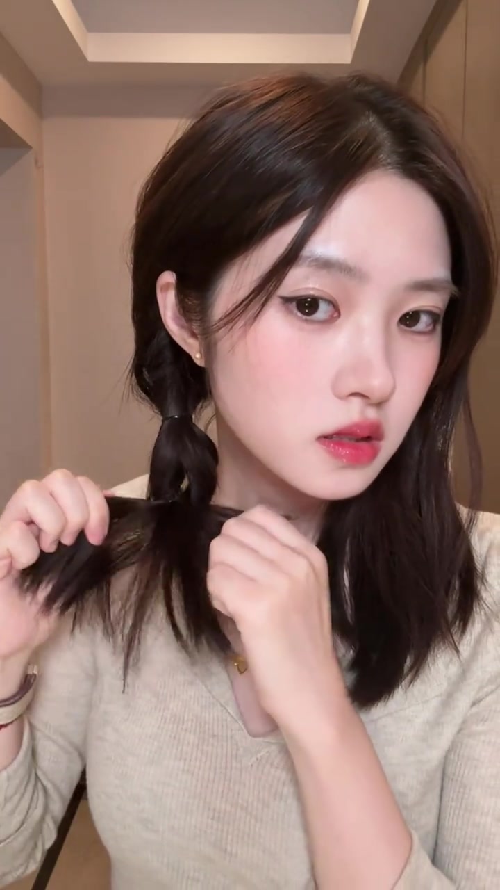 很适合戴帽子的发型教程～