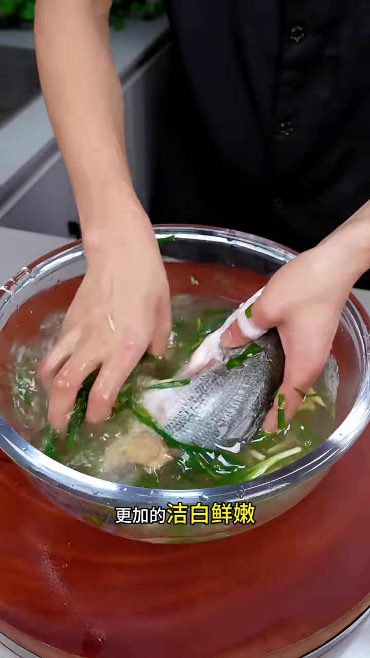 这样做的鲈鱼，完全保留了鲈鱼的鲜味，吃起来特别的嫩滑，做法非常简单