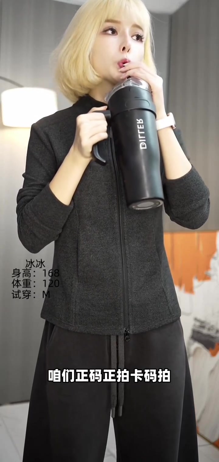灰色裤子配啥上衣显瘦?主播教你选色不踩雷,轻松穿出高级感!