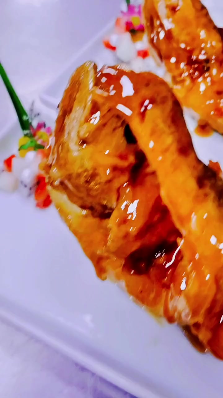 天津名菜「糖醋小黄鱼」，两面改刀，鱼就站起来了