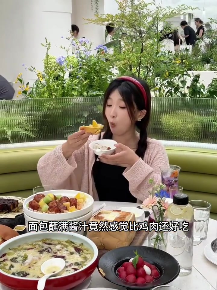 火出圈的大树餐厅