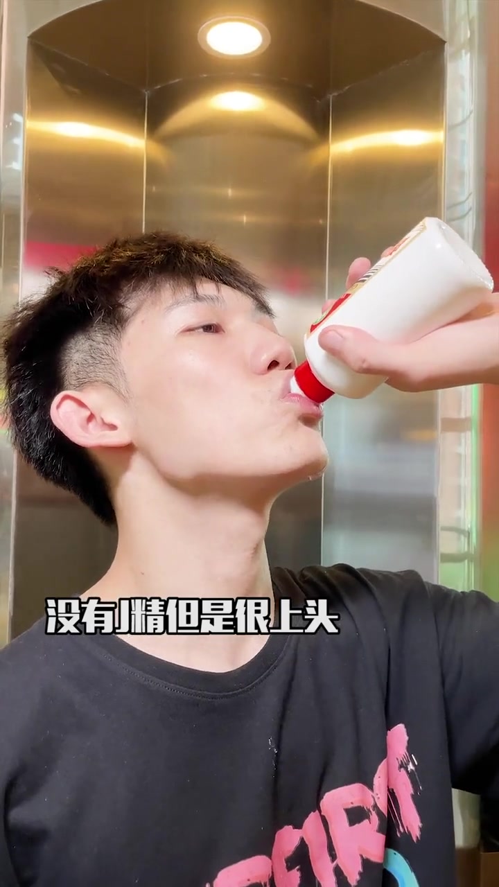 南宁奇葩奶茶，居然是用这个装的柠檬茶？
