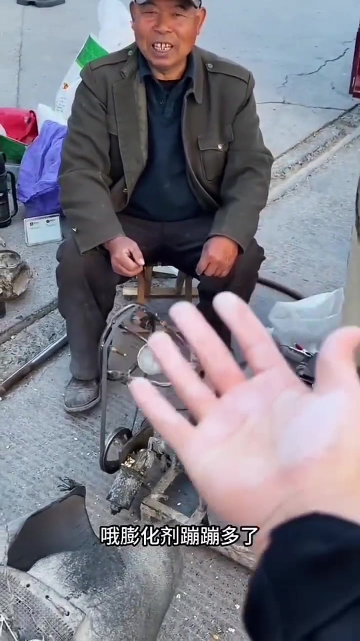 农家黄小米制作的爆米花，出自爆米花大爷之手