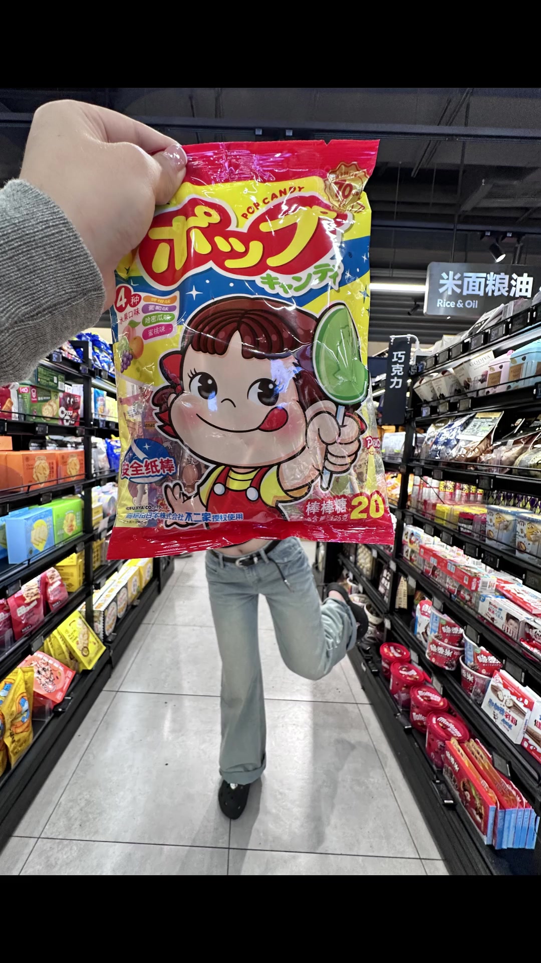 拍照新姿势来咯！和姐妹逛超市就可以拍的搞怪照