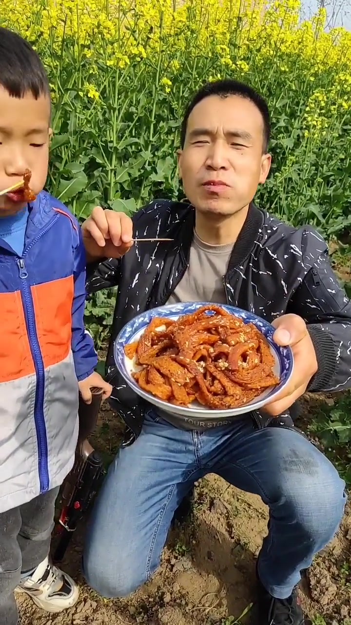 俺儿他爸带爷爷来福凤玩,油菜花鸡超好吃!