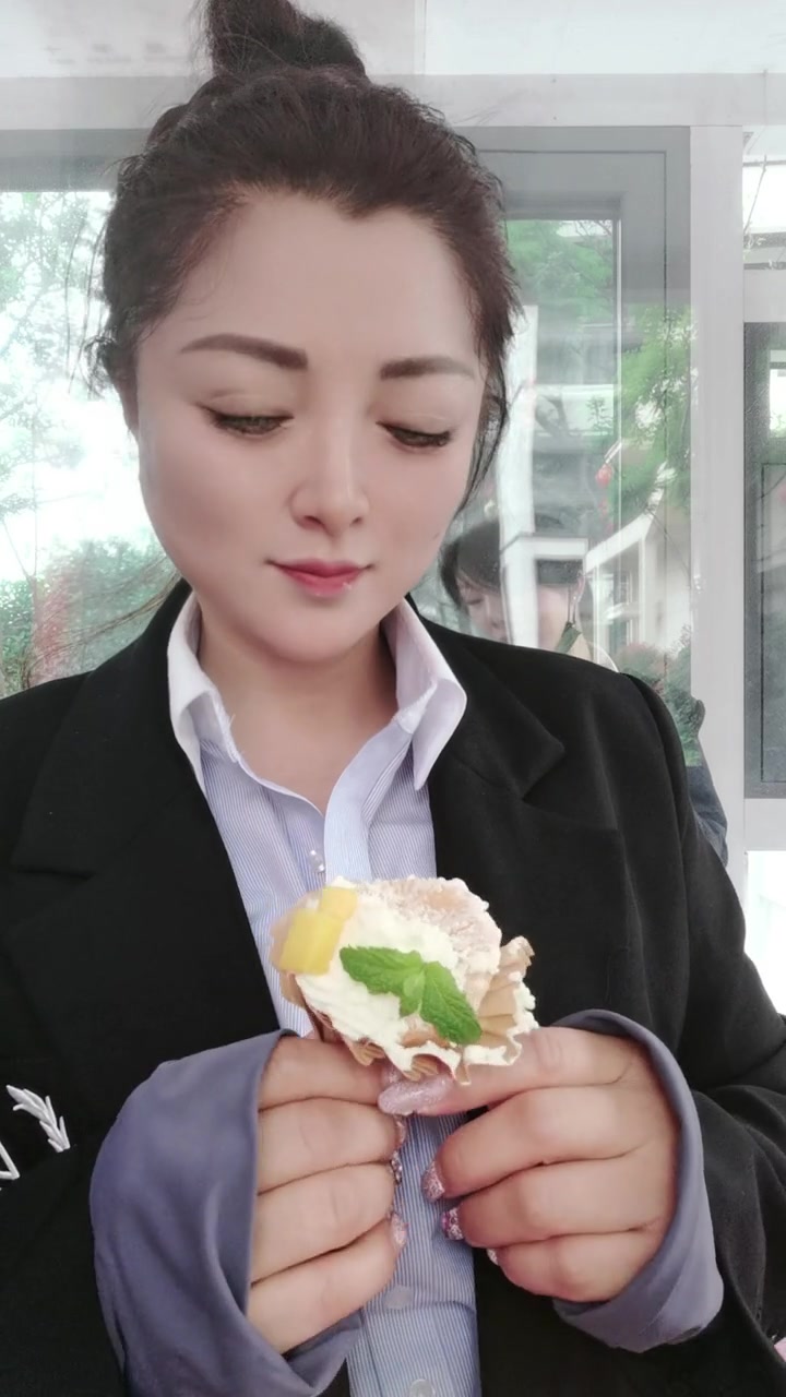 好幸福,美女送蛋糕过来吃