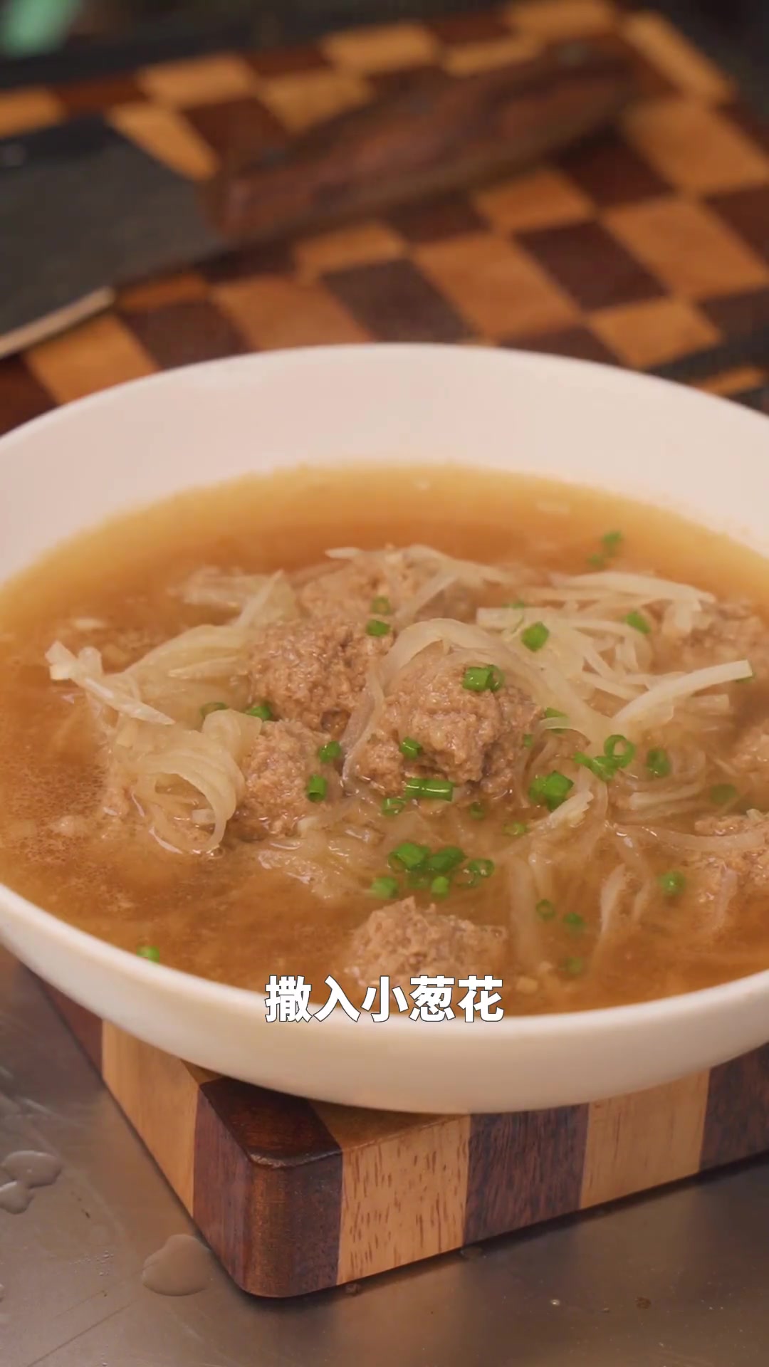 秋天就要喝养生靓汤,羊肉丸子萝卜汤滋润防秋燥,老人小孩都爱喝~