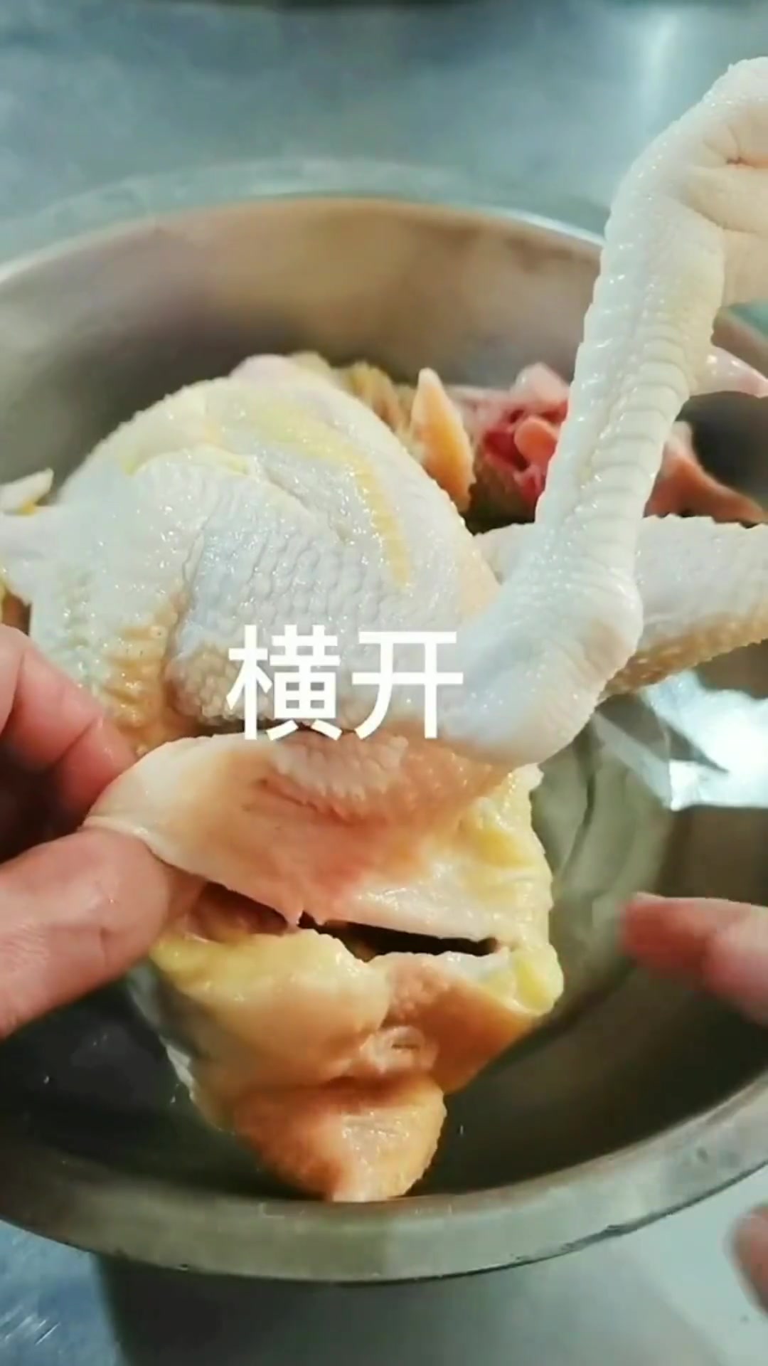 拜神鸡这样做,金光闪闪有模有样,超神奇!