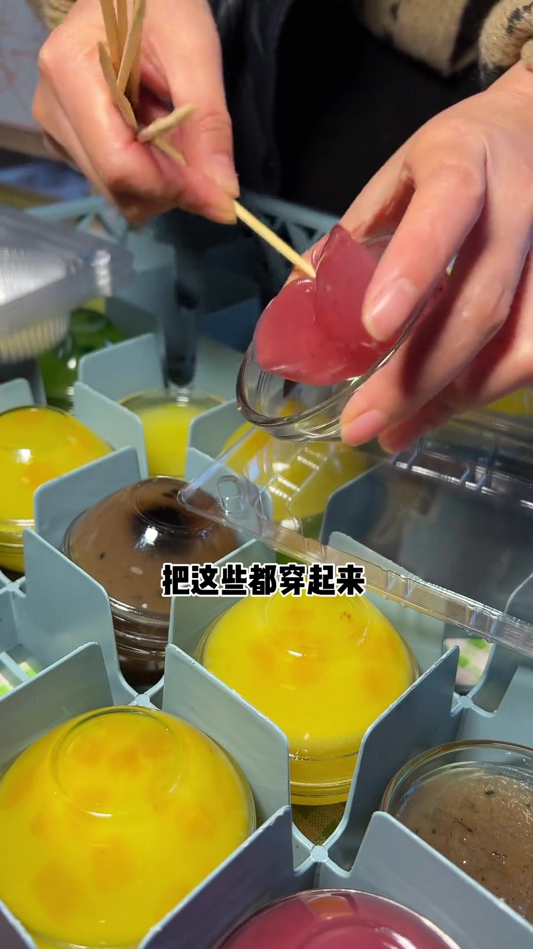 顾客定了50个钵仔糕和六斤糖，他看到是美女都没好意思拍视频了