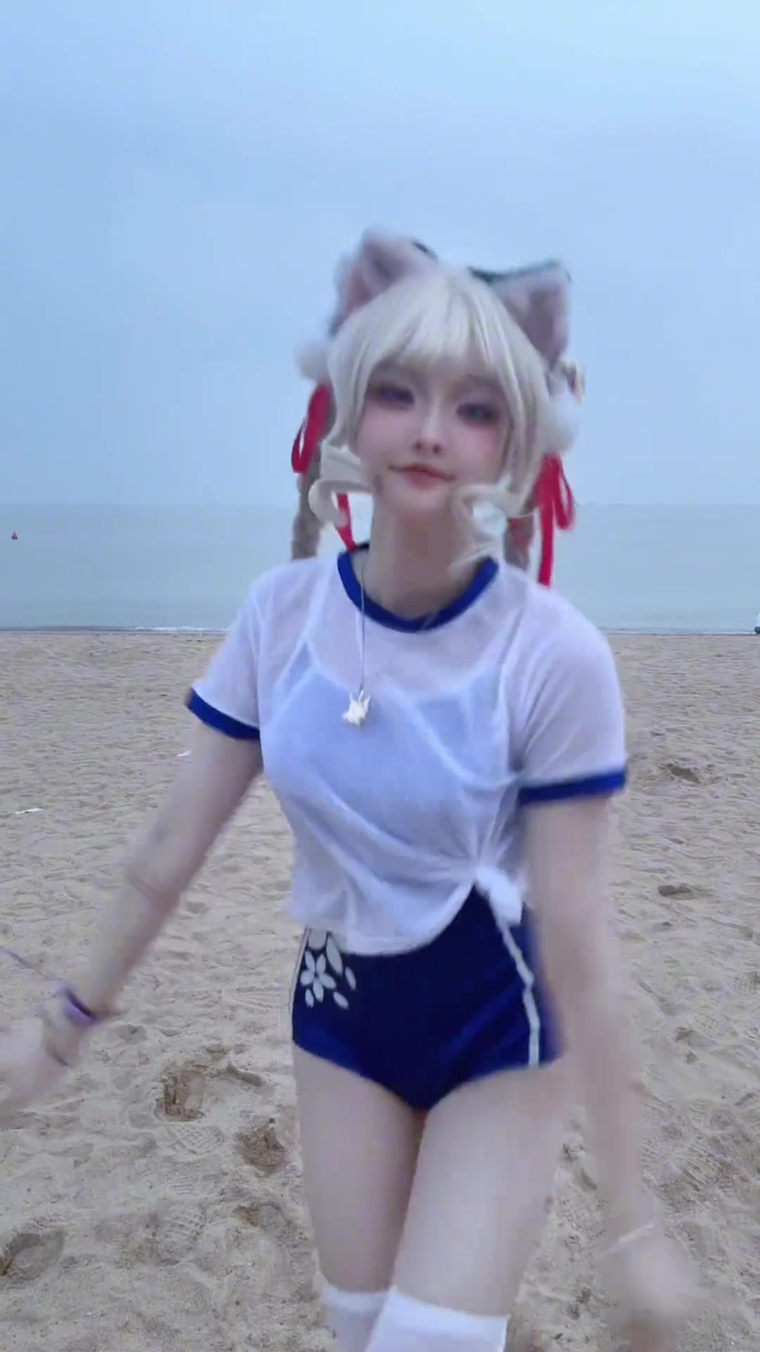 二次元胡桃cos泳装造型惊艳,海边随拍美出新高度