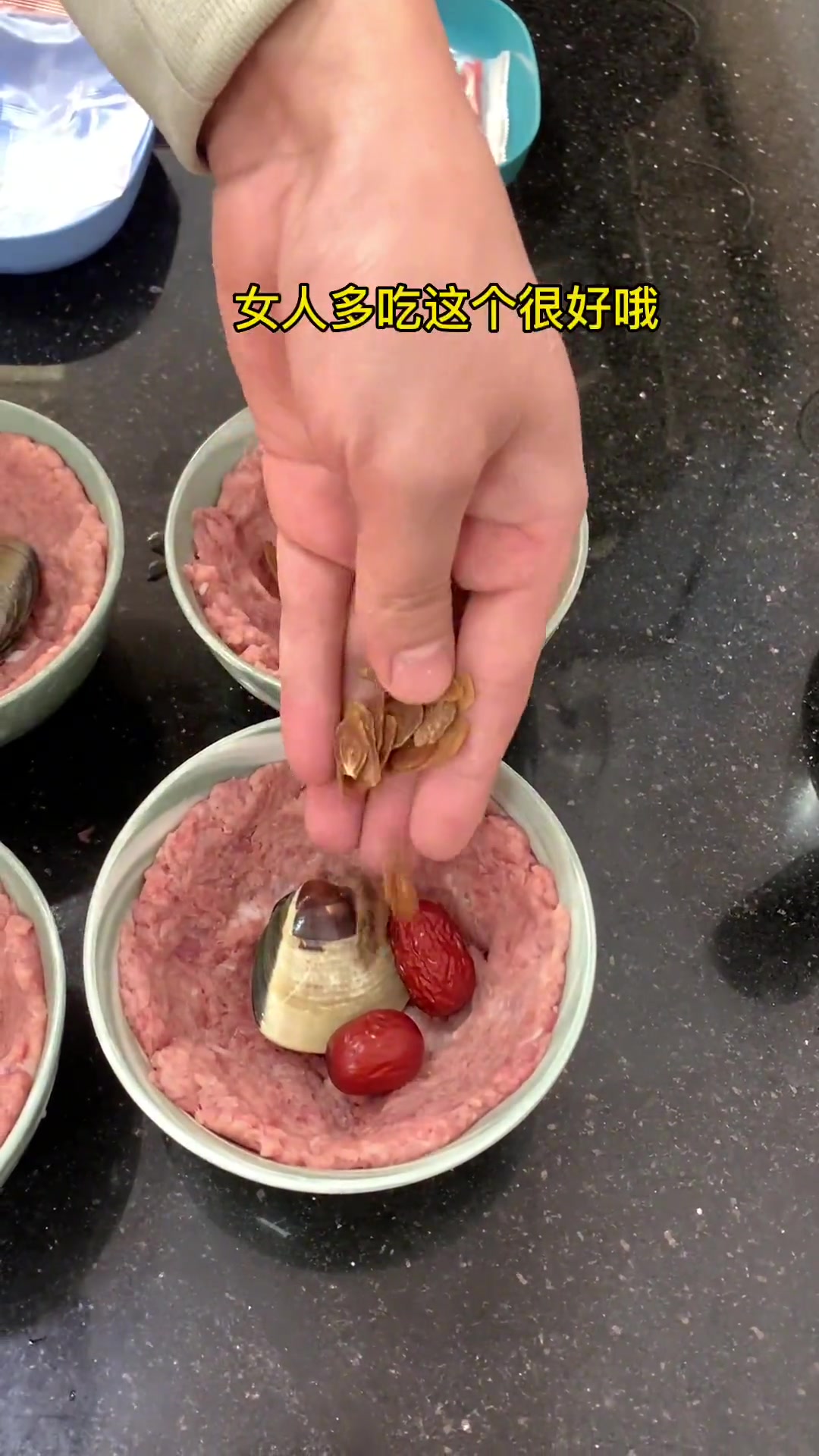 鸡蛋蒸肉泥汤,大冬天的来上一碗,有肉有蛋又有汤,鲜嫩又好吃