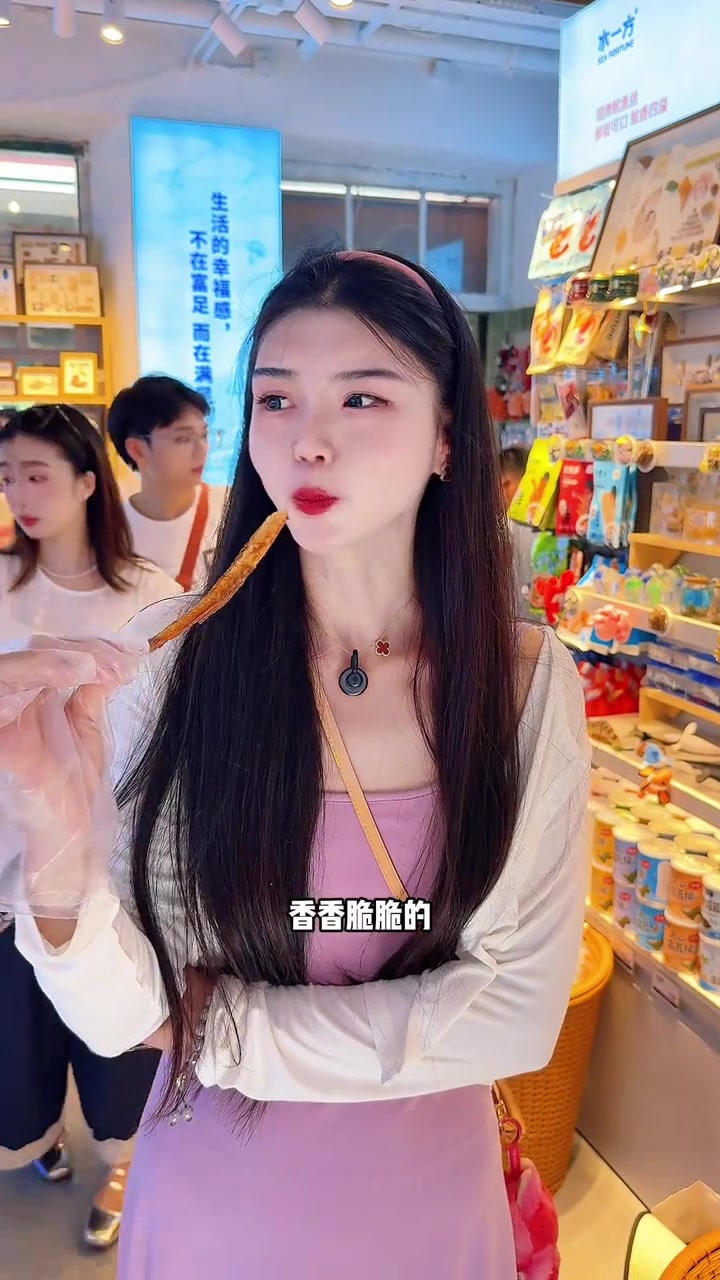 大连旅游必打卡的东关街里藏着一家伴手礼烤鱼片宝藏店！