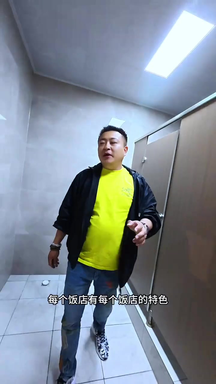 在北京簋街天天排队的胡大小龙虾