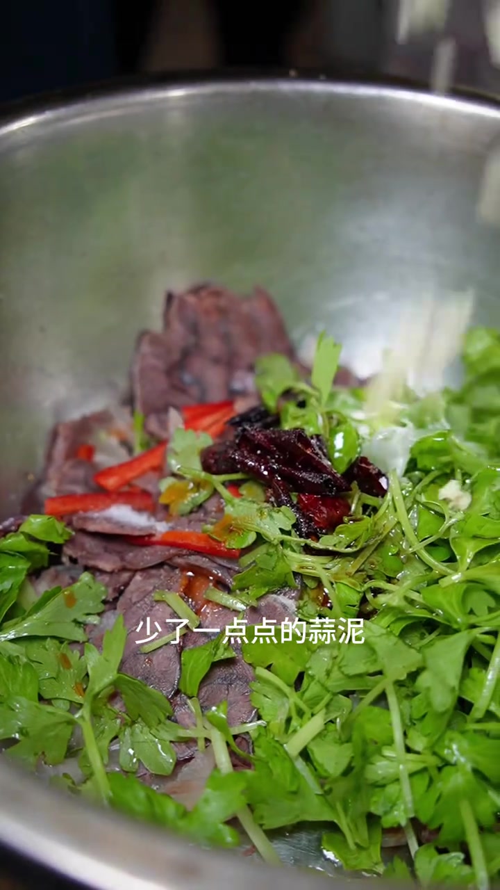 芹菜苗调牛肉，牛腱子肉和芹菜苗一起搭配，牛肉筋道，芹菜苗青香，一道下酒好菜