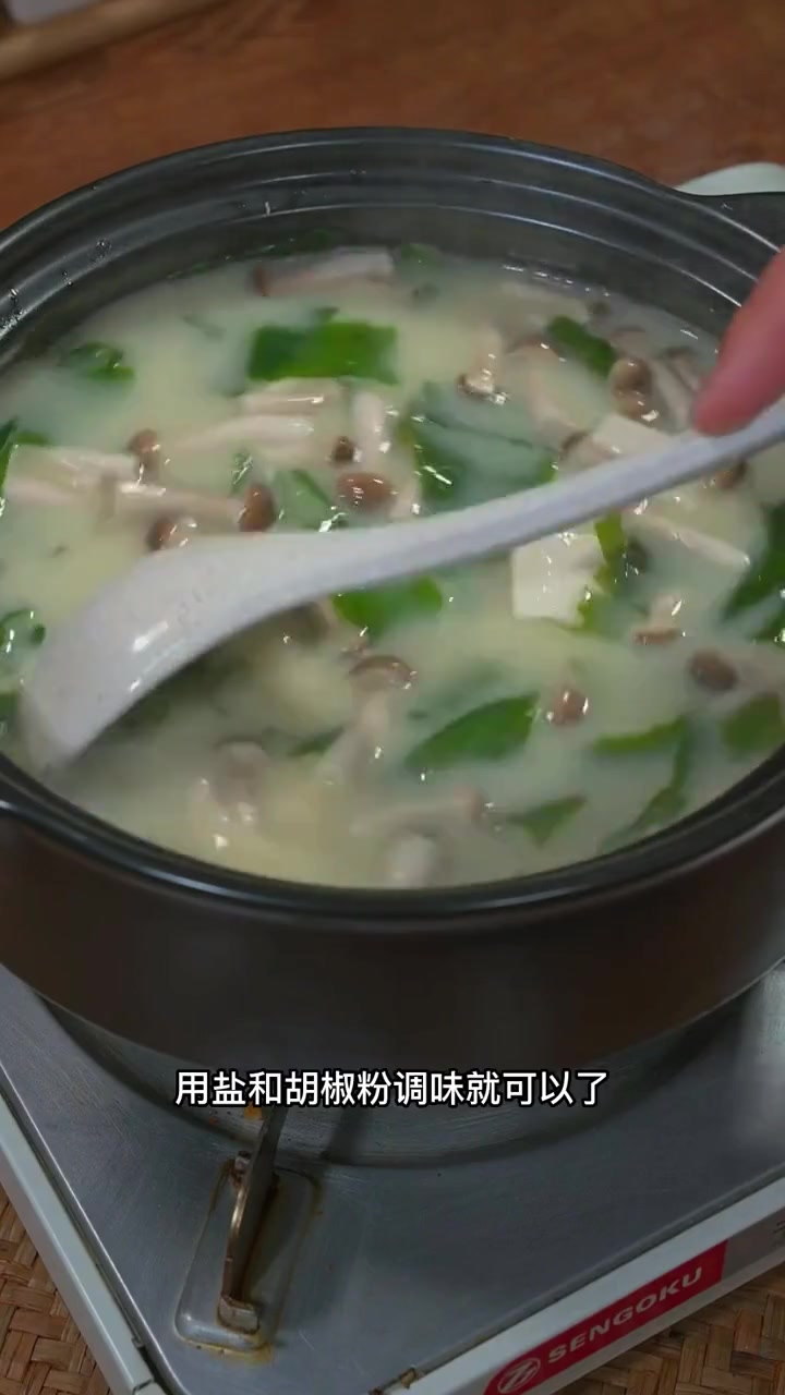 给家人做个鲫鱼汤吧，汤鲜味美，特别好喝