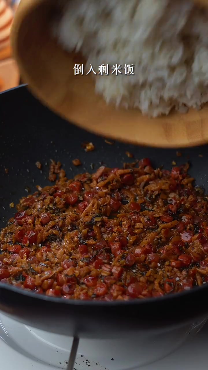 鸡蛋火腿肠炒饭怎么做