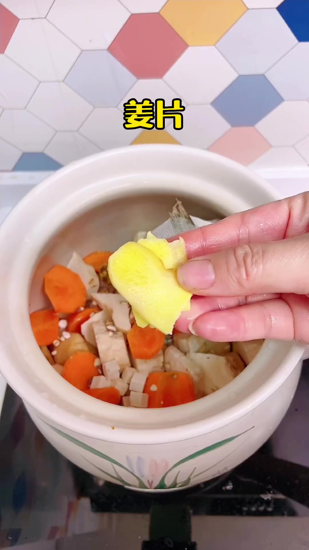 焦芋煲汤你试过没，这个季节的焦芋新鲜粉嫩很适合煲汤