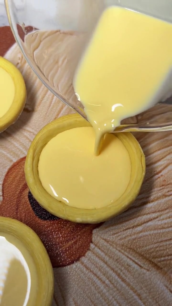 一定要学会自己在家调配蛋挞液，学会了自己在家烤蛋挞既好吃又方便