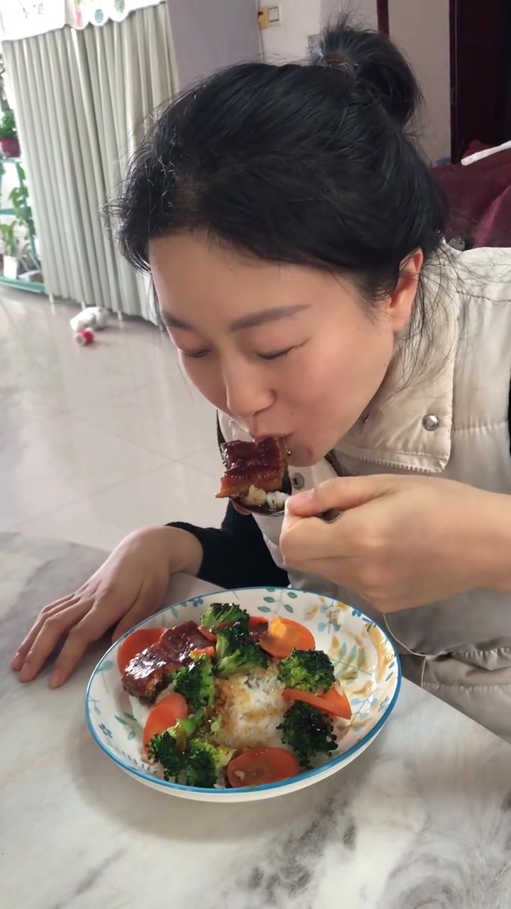 大漂亮终于吃上心心念念的鳗鱼饭啦，全都吃完了