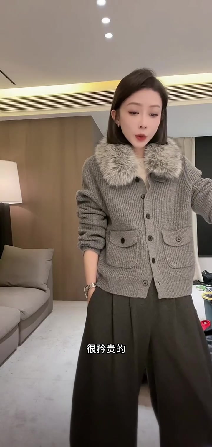 时髦显贵的可拆卸毛领小外套谁能不爱呢～
