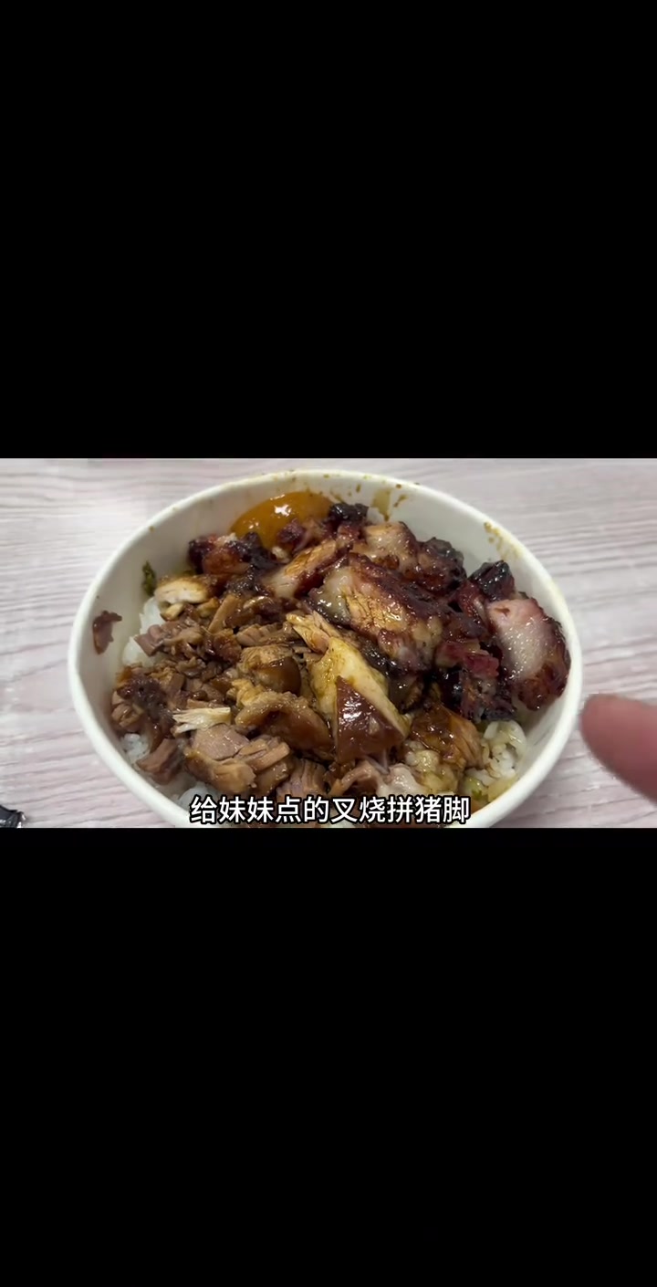 闹饥荒了！妹妹武汉一月只花800，好哥哥带她吃必胜客吃猪脚饭