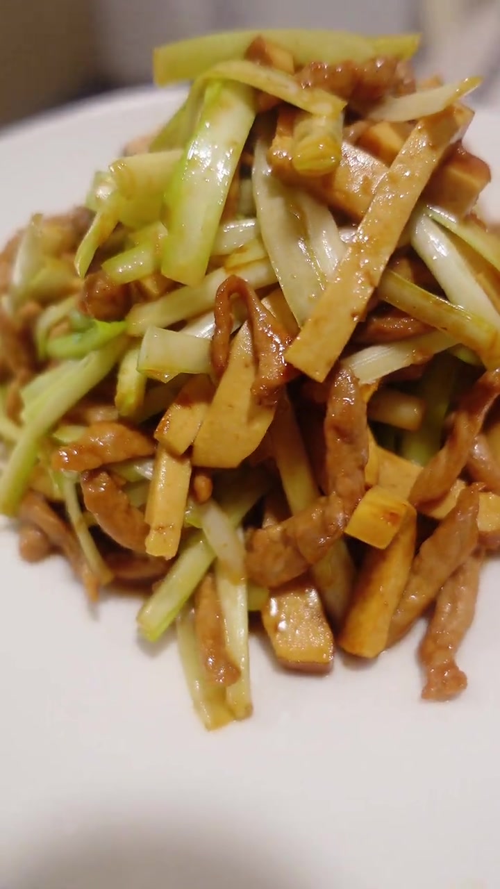地道的家常菜，韭黄香干炒肉丝，真的太好吃了