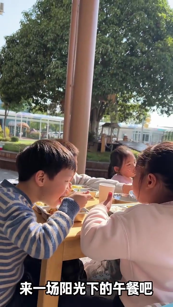 幼儿园阳光午餐!能在冬日暖阳下吃午饭太幸福了