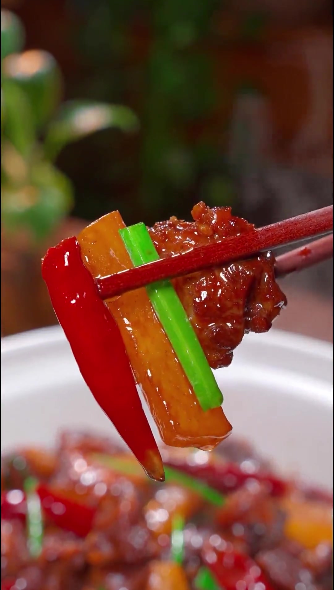 这是我家一周吃一回的黄焖牛肉，真的太香了，连汤汁拌饭都能吃三大碗米饭