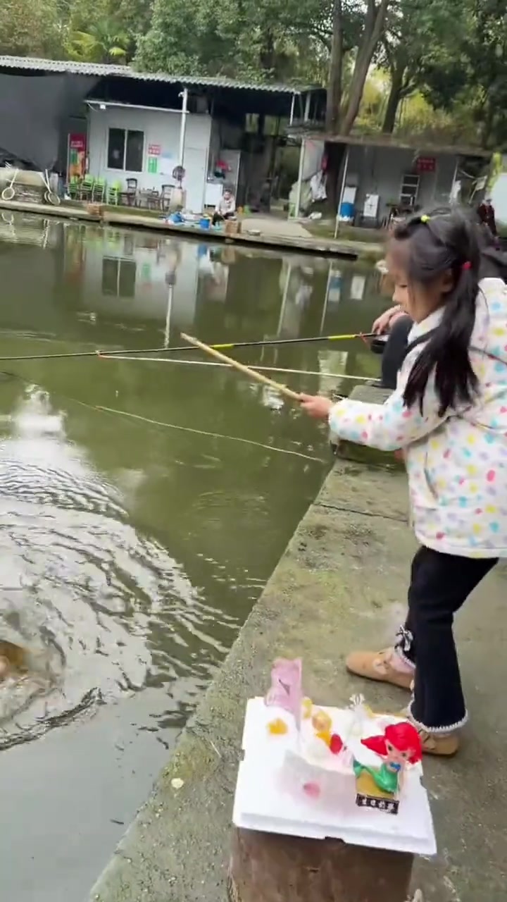 近日四川,小女孩钓鱼用蛋糕打窝,说今天是小鱼的生日,结果……蛋糕钓鱼 意想不到的结局 童真