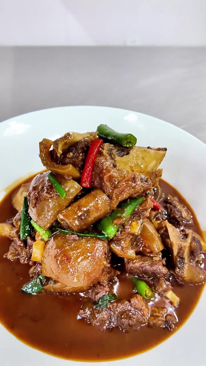 香辣牛尾炖得酥烂,红亮酱汁裹满肉筋 一口咬下超入味,辣得够劲还不柴  这锅香辣牛尾谁能拒绝