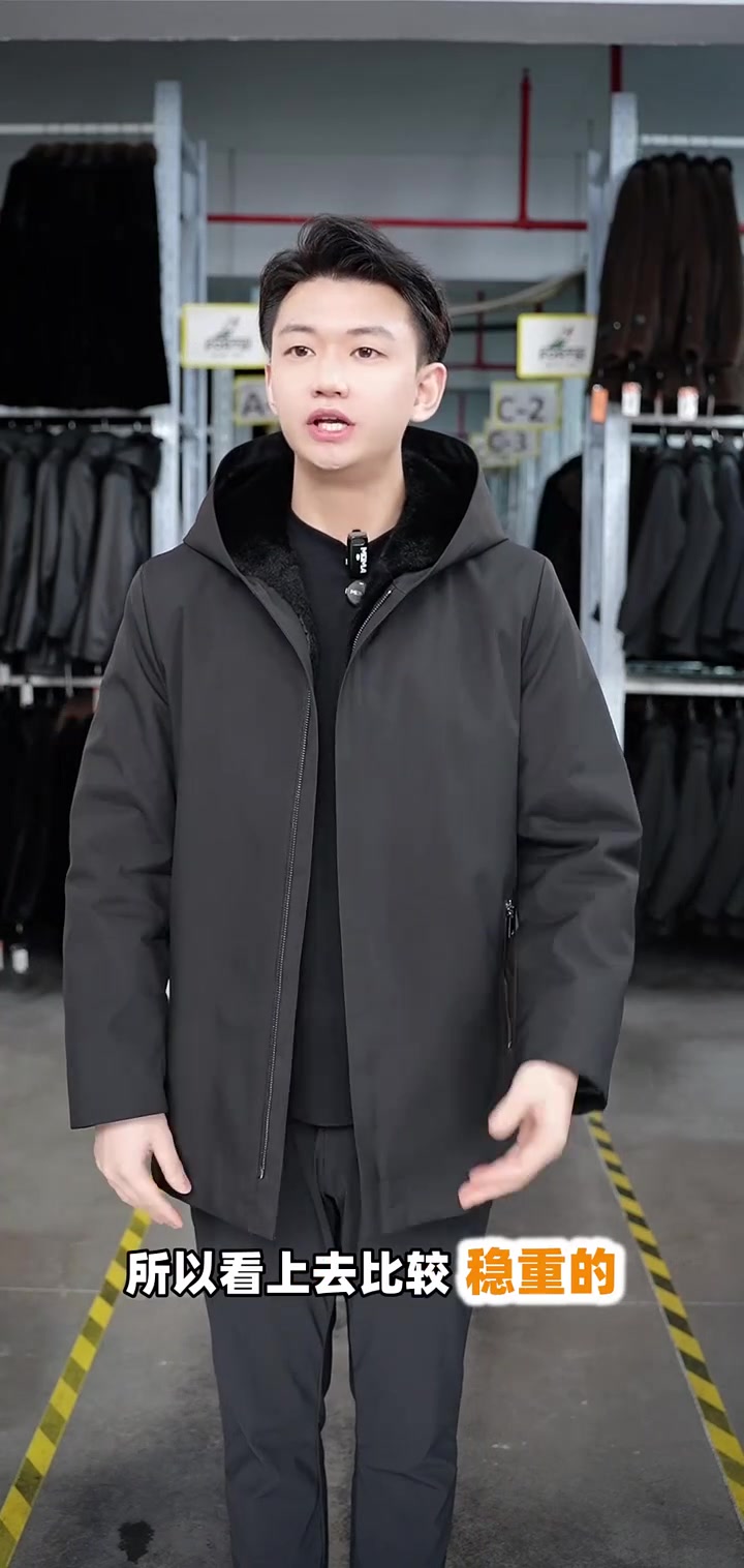 黑色貂龙派克服怎么选?富婷经典款毛质解析,轻商务男装版型指南