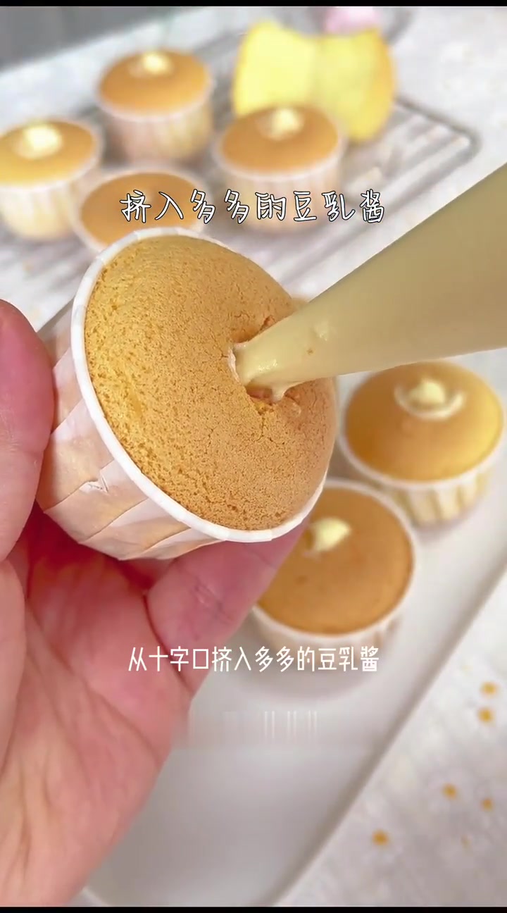 一口冰凉清爽、好吃不腻，敲经典的「爆浆豆乳纸杯蛋糕」