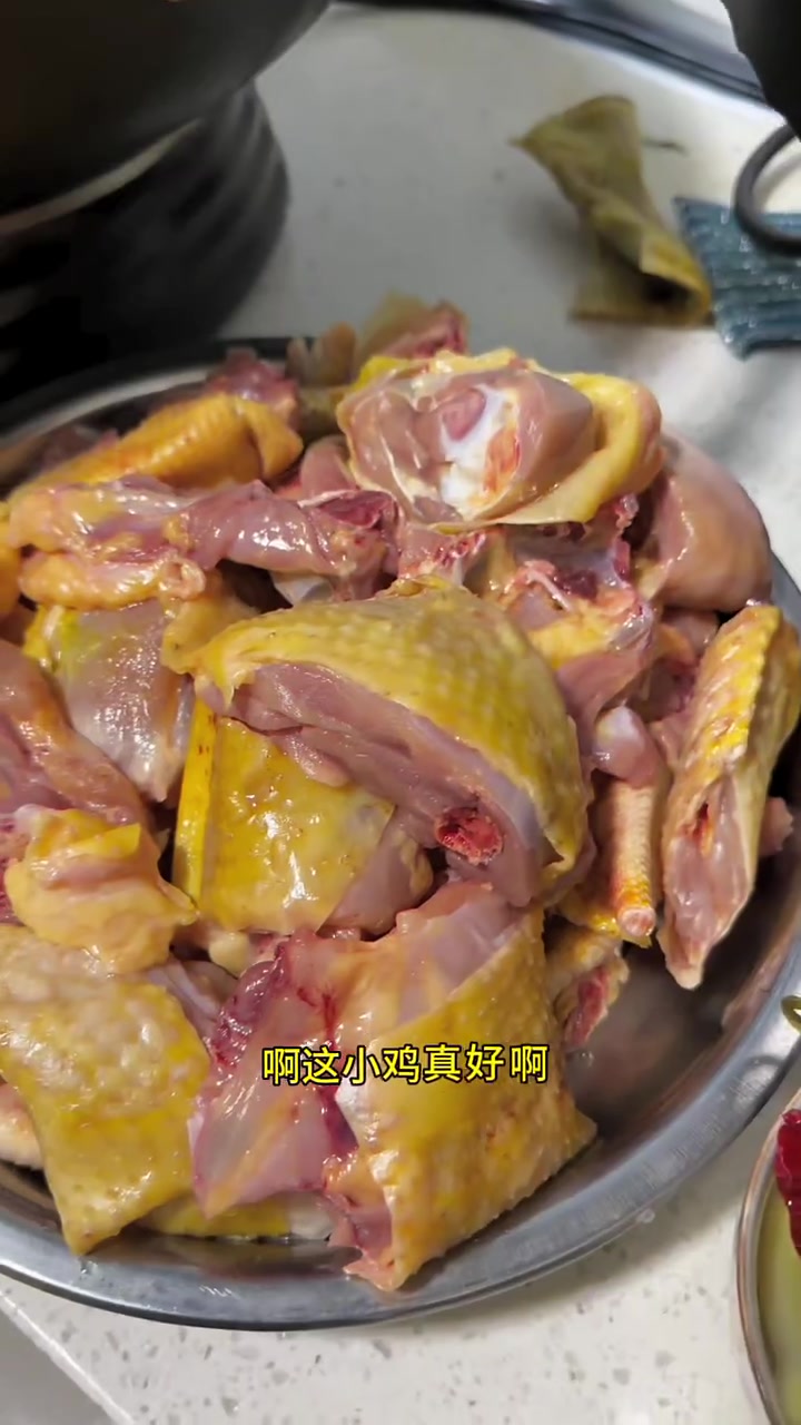 今天又在农村收了几个大公鸡,这大公鸡真好,焦黄焦黄的,吃苞米长大的,嘎嘎香