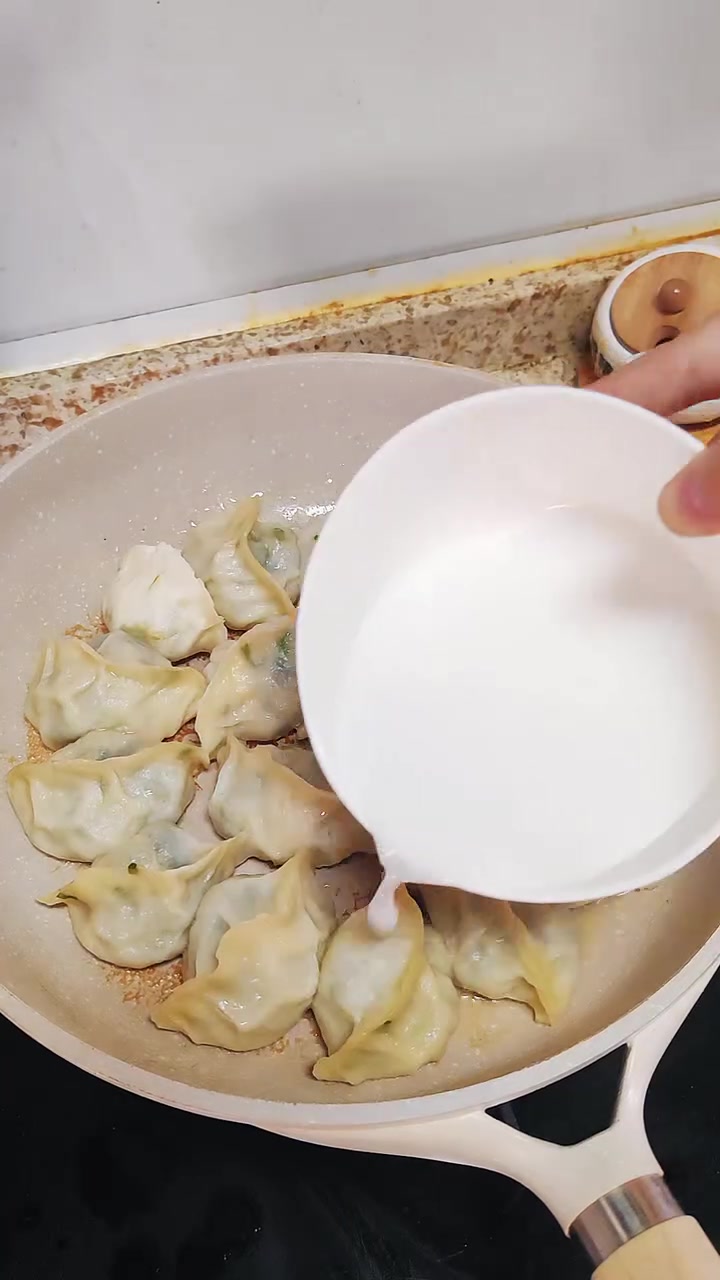冰箱里的冻饺子你们这样做，冰花煎饺，酥脆好吃